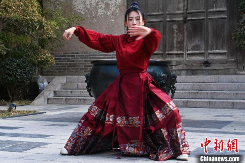 张含亮在天水古城展示太极拳。