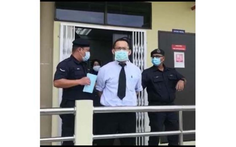将中国太太分尸谋害的黄敬浩，在面对绞刑判决后被警员押离法庭时摄。