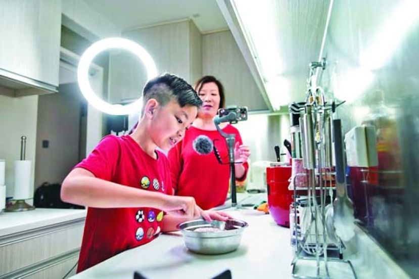 母子最佳拍档：儿子下厨，妈妈拍片。