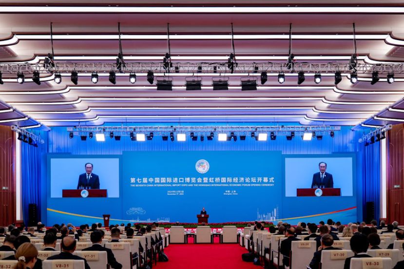 安华以中文说出&ldquo;前人栽树，后人乘凉&rdquo;，勉励大家努力为后代塑造更好未来