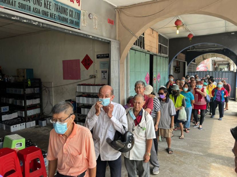 人联党古晋支部青年团及社区领袖办派送素食盒饭慈善活动