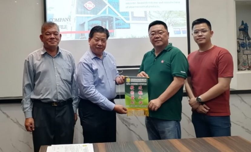 砂医总会长江宗兴（左2）赠锦旗予中发药业集团首席执行员陈德发；右为该集团执行总监陈靖葳；左是砂医总代表陈中兴。
