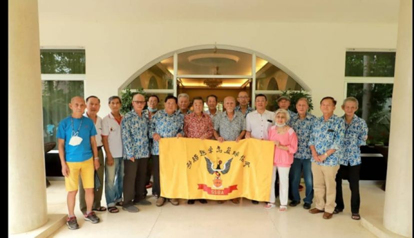 总赞助人拿汀阿玛黄彭玉莲（前排右四）授旗予领队兼赞助人郭乃强（左六），前排右五为砂华总会长兼球会名誉主席拿督黄良杰，左八为砂拉越犀鸟篮球队名誉执行顾问黄张金发，前排右六为顾问蔡常辉，右三为名誉会长蔡承财。