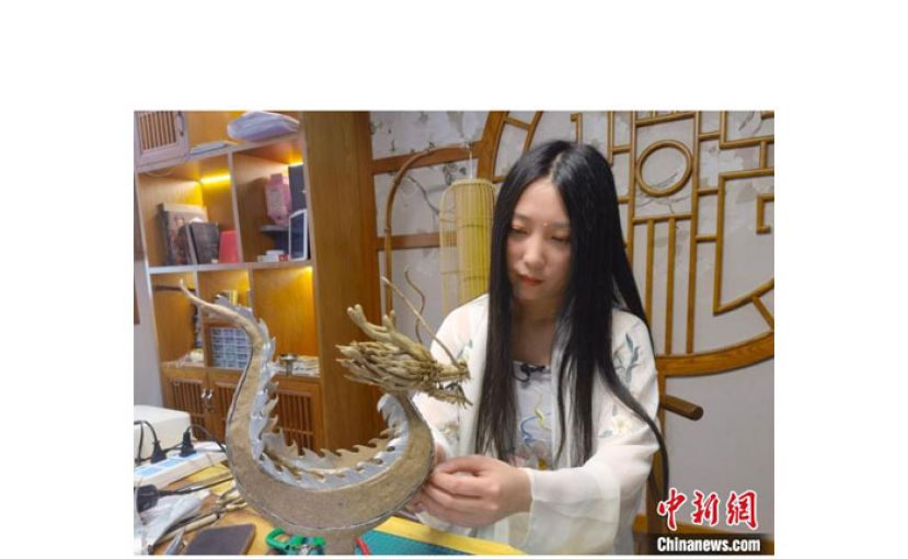 雁鸿手工龙舟制作中。