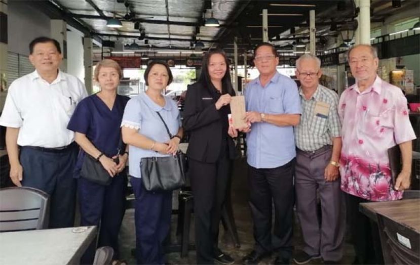筹委主席杨莱虹（左4）移交主宾函予天猛公拿督陈如飞。左起为筹委陈中兴、林纹伺、钟其每；右起是彭煜顺、田明东。