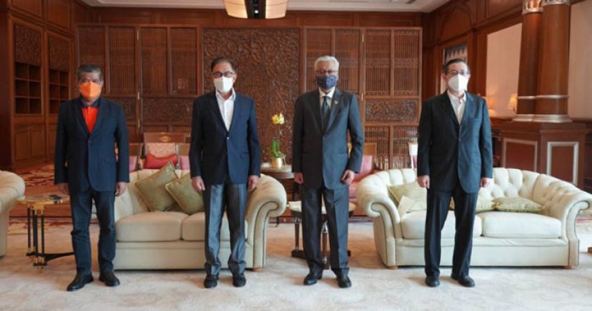 首相依斯迈沙比里(右2)与末沙布（左起）、安华及林冠英在首相署合影。