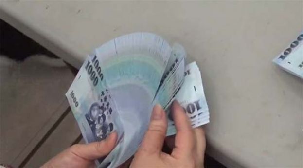 20年前存款突增161万！银行汇错帐户不承认，她合法暴富爽买2栋房。