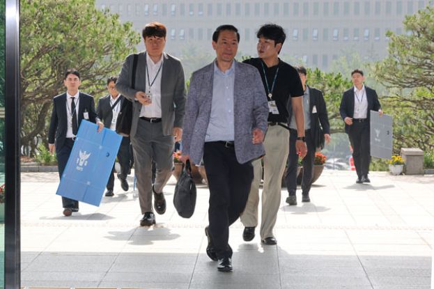 韩国警方11日上午进入位於京畿道果川市的中央选举管理委员会办公大楼，执行扣押搜索。