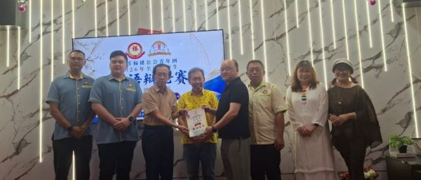 在主宾拿督阿玛沈桂贤(左四)以及众理事的见证下，古晋福建公会副会长暨青年团顾问郑佑上赠送感谢状予甲必丹拿督刘思乐时影。