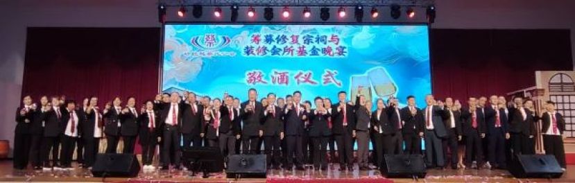 向宾客敬酒时摄。