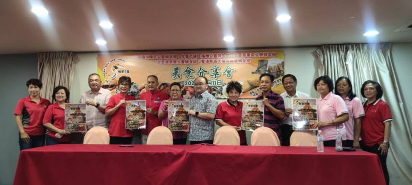 左起为大埔同乡会妇女组秘书朱惠晶，妇女组主任蓝里莎，署理主席何晋兴，古晋广惠肇公会妇女组主任钟金花，副主席高伟宁，古晋巴达旺福州公会妇女组主任朱缮霖、古晋巴达旺福州公会主席甲必丹拿督刘思乐，古晋颖川陈氏公会妇女组主任陈秀菊，会长陈瑞明，古晋惠东安公会会长甲必丹周运华,妇女组主任李雪香,副主任锺沚郿,陈氏公会妇女组财政陈俐桦一同展示&ldquo;情缘5属&mdash;&mdash;吾爱吾乡情牵犀鸟乡文化美食分享会&rdquo;海报时摄。