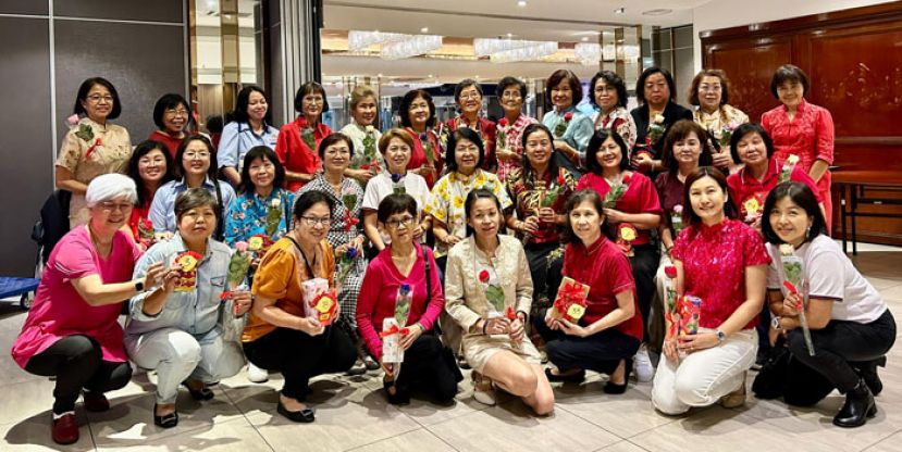 来自雪隆地区七个闽籍会馆的妇女组代表，第二排左起第六位是雪隆福建会馆妇女组主席黄玉珠律师。