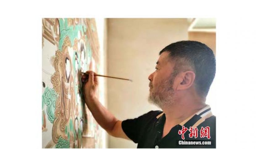 从事敦煌壁画临摹工作30多年的牛玉生，已两鬓斑白。