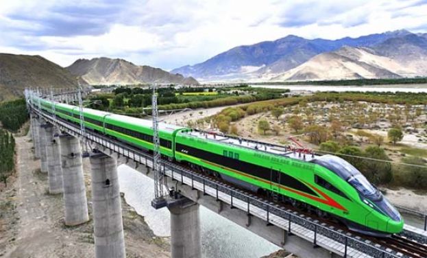 复兴号有望于7月1日驶上青藏铁路，西宁至格尔木段4.8小时便可抵达。