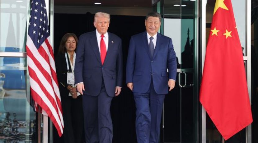特朗普（左）和习近平（右）于2025年10月30日在韩国釜山出席亚太经合峰会期间会晤。