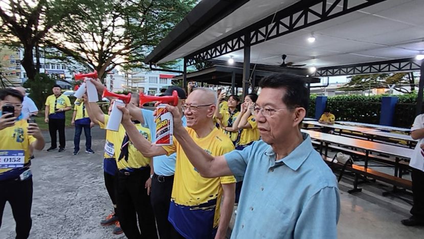 贵宾们一同鸣声开响《四中55&middot;66 Charity Run2026》跑。