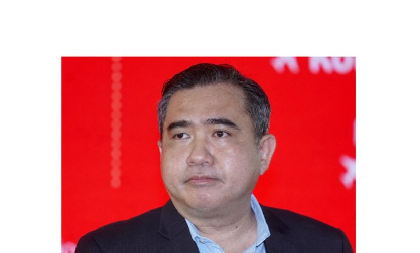 交通部长陆兆福。