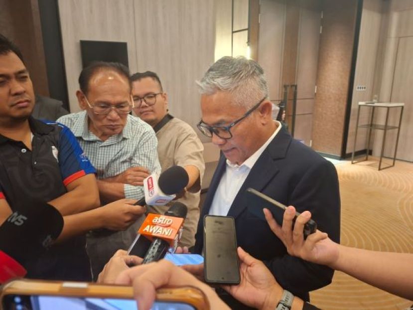 砂关税局副局长阿邦扎玛里向媒体发布谈话时摄。