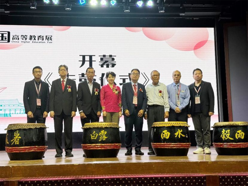 2025年中国高等教育展槟城站进行击鼓开幕仪式，左起筹委会联合主席颜彣澔、郑克林、李添霖、丁巧、林国元、黄维忠、陈芃宏及留华同学会副会长苏耀原。