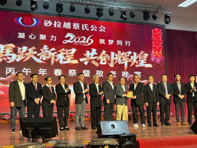 在砂拉越蔡氏公会主席岷谷（左7）等人见证下，晚宴筹委主席蔡春泉(右5）赠送纪念品予敬老红包总赞助人蔡振强宗长（右6）。左一起为总务蔡燕城、西连区工委会副主任本曼查蔡明利、妇女组主任蔡小玲、副主席甲必丹蔡枂蓉、赞助人蔡常伟及本曼查蔡均权。右一起为财政蔡高林、赞助人拿督蔡传伟之代表蔡毅豪、法律顾问拿督蔡文锋律师、副主席蔡传双。