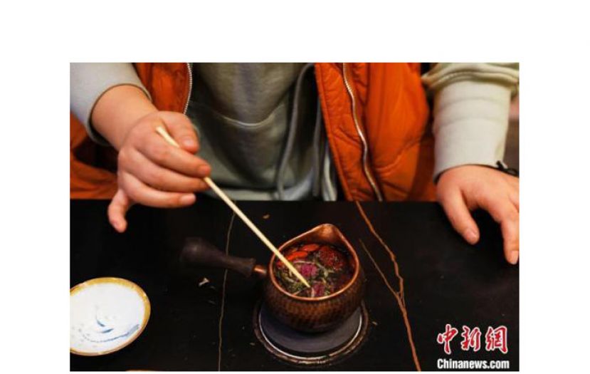 烹煮罐罐茶。