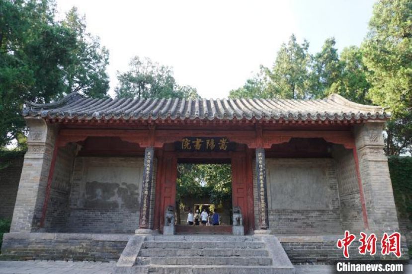 游客参观嵩阳书院。