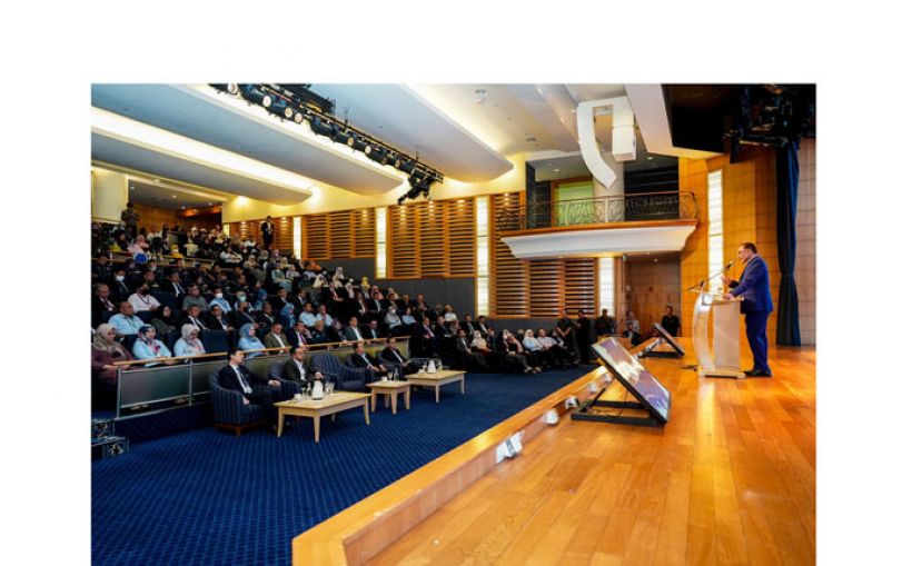 安华在财政部集会上致词。