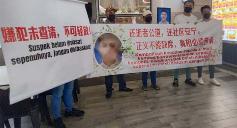 在新闻发布会上，拉起横幅时影。