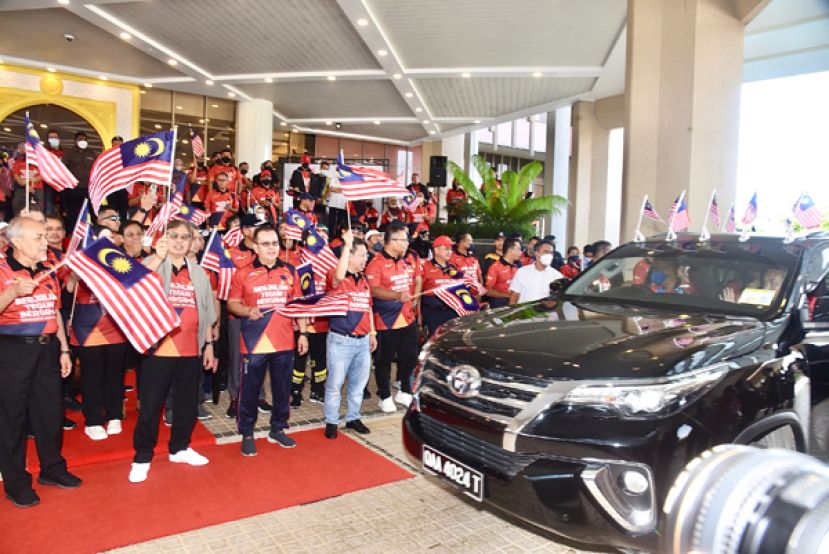 砂拉越总理拿督巴丁宜丹斯里阿邦佐哈里（前排左二）为大马一家越野车队主持会挥旗礼。