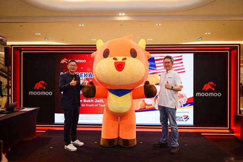 左到右：Moomoo Malaysia首席运营官余锦祺；Moomoo吉祥物； 马来西亚证券交易所发行及上市总监梁思明； 为#MerdekaBersamaMoofest拉开序幕。
