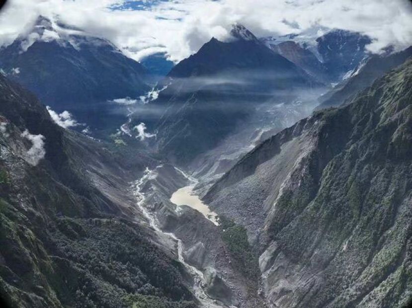 西藏吉隆口岸方向发现了堰塞湖堵塞，泥石流边缘距吉隆口岸约2.5公里，泥石流边缘的厚度接近1.5米。