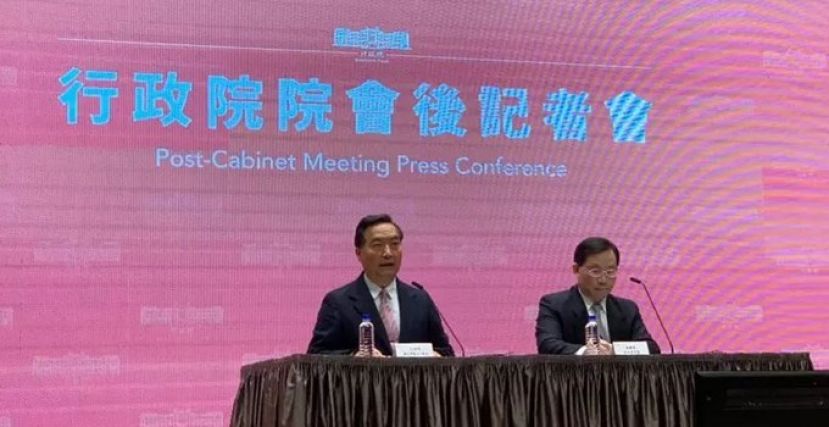 行政院代理发言人罗秉成主持院会后记者会。