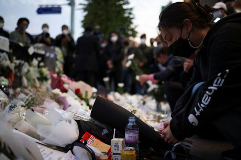 首尔民众前往灾难现场献花哀悼。
