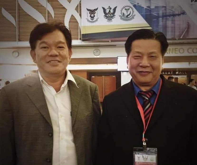 砂医总会长江宗兴（右）与该会会务顾问陈中兴欢迎砂政府持续开放砂邦国际边界及促进医疗游客服务。