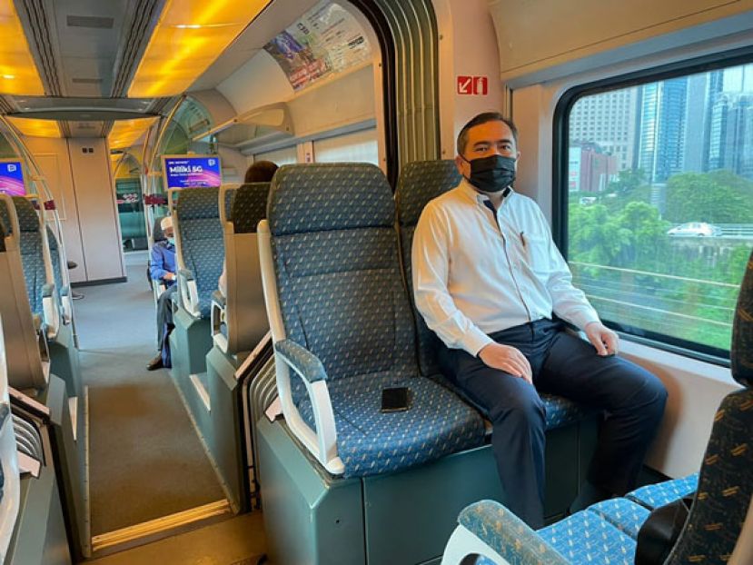 交通部长陆兆福乘搭机场快线出席活动