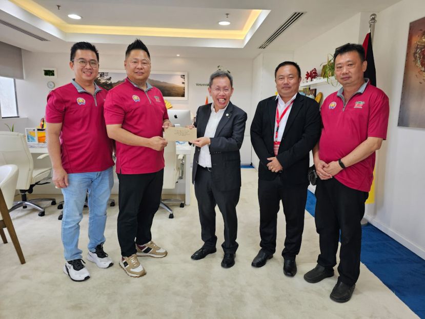 古晋福建公会凤山寺主任傅本龙(左二)移交邀请函给予砂拉越副总理拿督阿玛沈桂贤(左三)。左一为古晋福建公会理事田志民；右起为古晋福建公会吕世新及秘书长陈国璋。