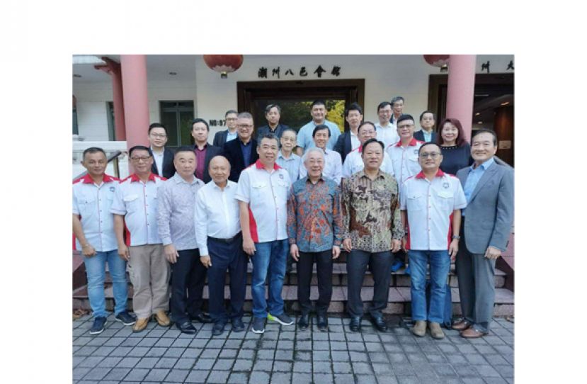 古晋潮州公会会长周文盛（中）带领代表团访问新加坡潮州八邑会馆，受到该会馆会长曾建权（右四）为首的领导层热烈迎接。