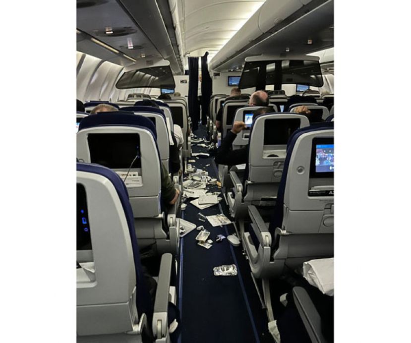 汉莎航空一架客机遇见乱流迫降，机长当时向乘客表示飞机被闪电击中。