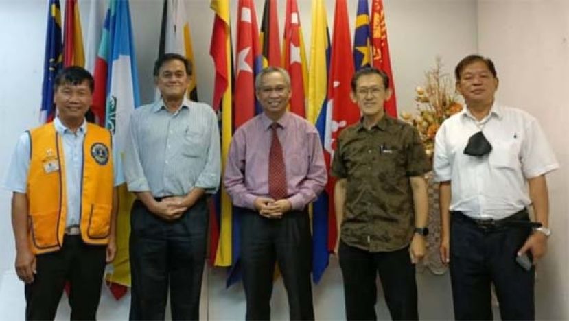 坊间社险福利觉醒协调员陈中兴（右起）、薛华东等人礼貌拜会社险砂局长菲立桑干（中）；左起为古晋狮子会地球村单位负责人郑升航、斯里赛峇峇古晉圣志社负责人黄毓才律师。