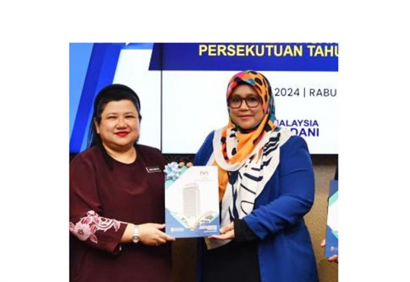 国家总稽查司拿督旺苏拉雅（左）将总稽查报告移交给国会公账会主席拿督玛丝艾米雅蒂。