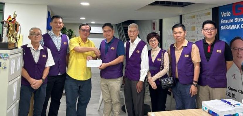 紫辉阁布施筹委一行人，在阁长蔡岷谷(右五)及筹委主席蔡枚倧(左二)带领下拜会峇都吉当区州议员拿督罗克强(左三)时合影。左一起为副阁长李勇录。右一为青年团长谢嵩、总务彭国良、妇女组主任陈桂英及署理阁长陈盛福。