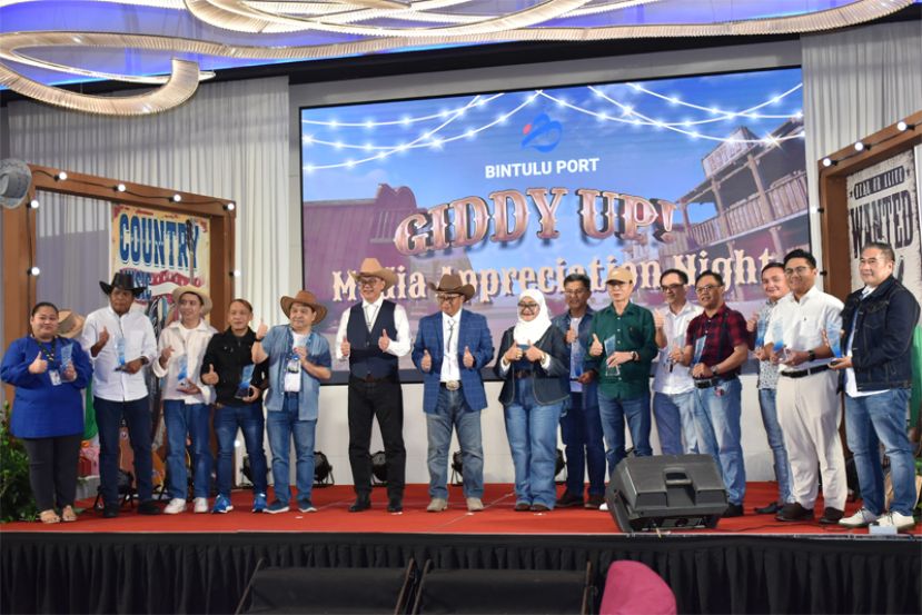 砂州秘书拿督阿玛莫哈末阿布峇卡(左七）在民都鲁海港控股公司首席执行员鲁斯兰宾阿都嘉尼（左六）陪同下与出席获表扬奖的媒体代表合照。