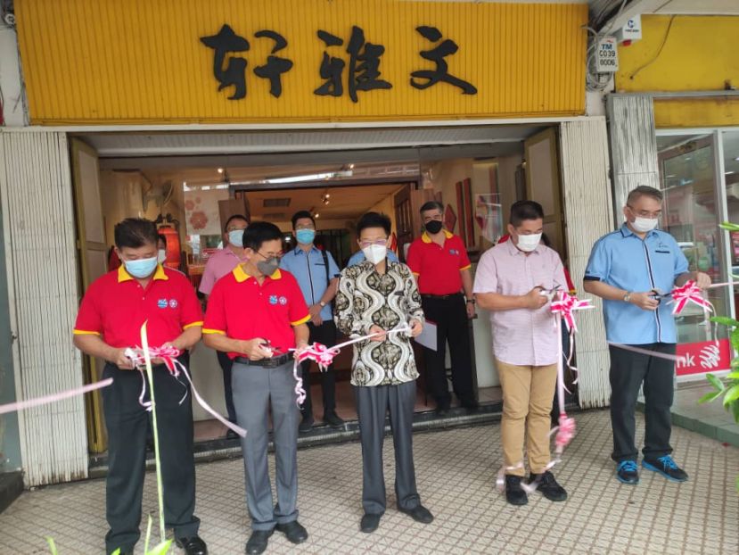 剪彩仪式进行时摄。左起为《壬寅年春联义卖》活动筹委会联合筹委会主席田福星、《壬寅年春联义卖》活动大会主席兼答邦中公校董会主席刘天亮、中国驻古晋总领事程广中、峇都林当区州议员施志豪及《壬寅年春联义卖》活动联合筹委会主席刘志汉。