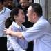 泰前首相他信假释出狱　女儿佩通坦狱前拥抱高调接风